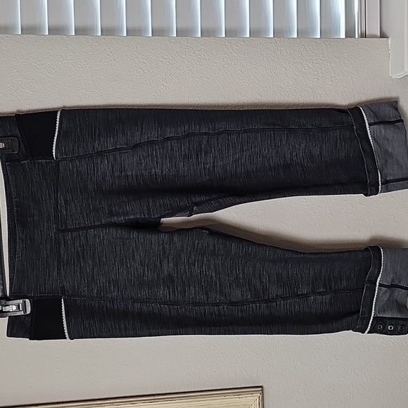 lululemon athletica Pants - Lululemon Black/Gray Ride On active wear Crop leggings Sz 8